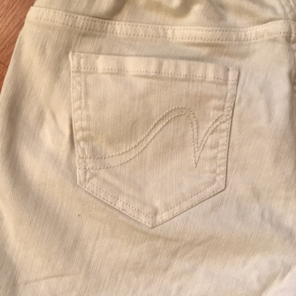 Women's White Maternity Shorts - Picture 4 of 5